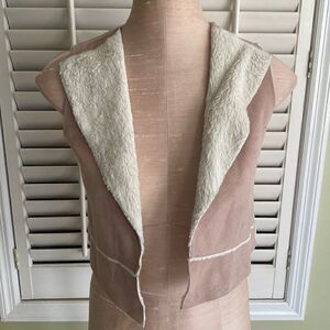 Girls, light pink faux suede vest with soft lining. Girls. XL.